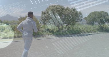 Parkta koşan Afro-Amerikan bir adam için şema ve veri işleme görüntüsü. Spor, teknoloji ve dijital arayüz kavramı dijital olarak oluşturuldu.