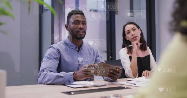 Ofiste konuşan çeşitli iş adamlarının veri işleme görüntüsü. Küresel sosyal medya, iş ve dijital arayüz kavramı dijital olarak oluşturulmuş görüntü.