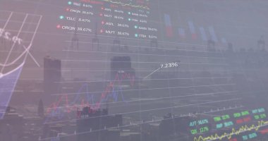 Sisli şehir manzarası üzerinde veri işleme grafikleri ve grafiklerin resmi. Veri, dijital arayüz, ağ, bağlantı, iş, finans, işlem ve iletişim, dijital olarak oluşturulmuş görüntü.