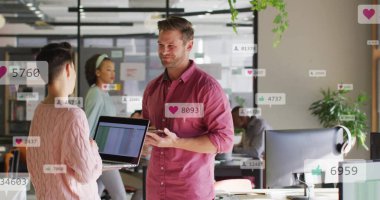 Beyaz iş adamlarının ofiste konuştuğu veri işleme görüntüsü. Küresel sosyal medya, iş ve dijital arayüz kavramı dijital olarak oluşturulmuş görüntü.