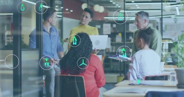 Farklı meslekdaşların ofiste iş görüşmesi üzerine ekoloji simgeleri. Küresel iş ve dijital arayüz kavramı dijital olarak oluşturulmuş görüntü.