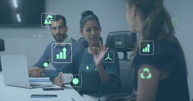 Ekoloji ikonları ve çeşitli meslektaşların ofiste iş görüşmesi üzerine veri işleme resimleri. Küresel iş ve dijital arayüz kavramı dijital olarak oluşturulmuş görüntü.