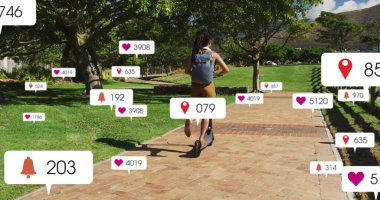 Park 'ta scooter kullanan birinin sosyal medya bildirimi görüntüsü. Teknoloji, cep telefonu, akıllı telefon, bağlantı, dijital, yaşam tarzı