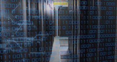 Bilgisayar sunucuları üzerinde ikili kodlama ve veri işleme resmi. Dijital olarak oluşturulmuş küresel bağlantılar, hesaplama ve veri işleme kavramı.