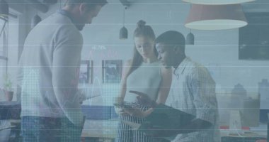 Ofisteki çeşitli iş adamlarıyla ilgili finansal veri işleme resmi. Küresel finans, iş, bağlantılar, hesaplama ve veri işleme kavramı dijital olarak oluşturuldu.