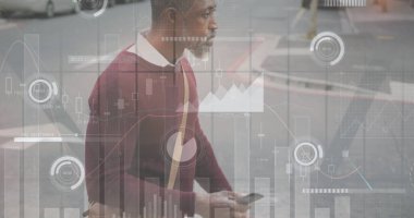 Şehirde akıllı telefon kullanan Afro-Amerikan bir adama ait diyagramlar ve veri işleme görüntüleri. İş, teknoloji ve dijital arayüz kavramı dijital olarak oluşturuldu.