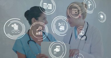 Çeşitli kadın doktorlara göre iş simgeleri. Küresel tıp, bağlantılar ve dijital arayüz konsepti dijital olarak oluşturulmuş görüntü.