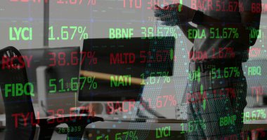 Beyaz iş adamının akıllı telefon kullanarak finansal veri işleme görüntüsü. Küresel finans, iş, bağlantılar, hesaplama ve veri işleme kavramı dijital olarak oluşturuldu.