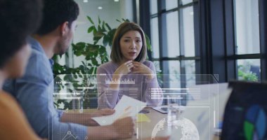 Ofisteki çeşitli iş adamlarının dijital veri işleme görüntüsü. Küresel finans, iş, bağlantılar, hesaplama ve veri işleme kavramı dijital olarak oluşturuldu.