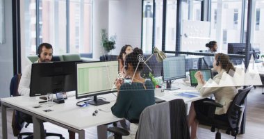 Ofisteki telefon kulaklığı kullanan çeşitli meslektaşlar üzerinden yapılan şema ve veri işleme resimleri. Teknoloji, iş ve dijital arayüz kavramı dijital olarak oluşturulmuş görüntü.