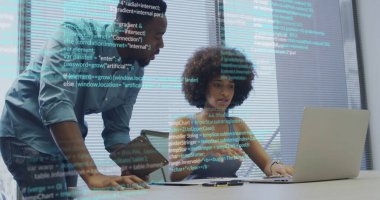 Ofisteki çeşitli iş adamlarının dijital veri işleme görüntüsü. Küresel finans, iş, bağlantılar, hesaplama ve veri işleme kavramı dijital olarak oluşturuldu.