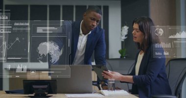 Ofisteki çeşitli iş adamlarının dijital veri işleme görüntüsü. Küresel finans, iş, bağlantılar, hesaplama ve veri işleme kavramı dijital olarak oluşturuldu.