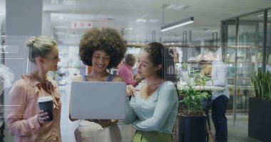 Ofisteki çeşitli iş adamlarının dijital veri işleme görüntüsü. Küresel finans, iş, bağlantılar, hesaplama ve veri işleme kavramı dijital olarak oluşturuldu.