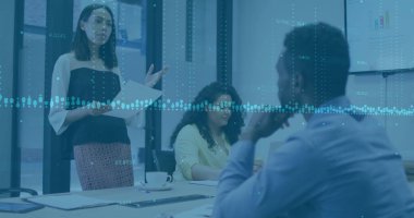 Ofisteki çeşitli iş adamlarıyla ilgili finansal veri işleme resmi. Küresel finans, iş, bağlantılar, hesaplama ve veri işleme kavramı dijital olarak oluşturuldu.