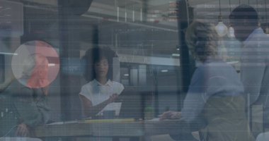 Ofisteki çeşitli iş adamlarıyla ilgili finansal veri işleme resmi. Küresel finans, iş, bağlantılar, hesaplama ve veri işleme kavramı dijital olarak oluşturuldu.