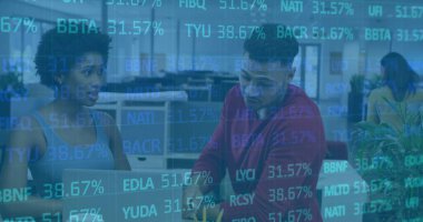 Ofisteki çeşitli iş adamlarıyla ilgili finansal veri işleme resmi. Küresel finans, iş, bağlantılar, hesaplama ve veri işleme kavramı dijital olarak oluşturuldu.