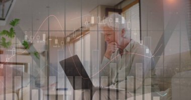 Dizüstü bilgisayar kullanan yaşlı beyaz bir kadının mali veri işleme görüntüsü. Yaşlılar yaşam tarzı, finans, iletişim ve dijital arayüz kavramı dijital olarak oluşturuldu.