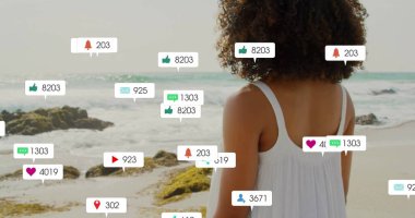 Plajda dikilen kadın hakkında sosyal medya bilgilendirmeleri. Teknoloji, akıllı telefon, çevrimiçi, dijital, sosyal ağ, sanal