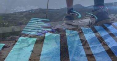 Dağlarda yürüyüş yapan beyaz adamın mali veri işleme görüntüsü. Küresel seyahat, finans, hesaplama ve dijital arayüz kavramı dijital olarak oluşturuldu.