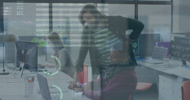 Ofisteki çeşitli iş adamlarıyla ilgili finansal veri işleme resmi. Küresel finans, iş, bağlantılar, hesaplama ve veri işleme kavramı dijital olarak oluşturuldu.