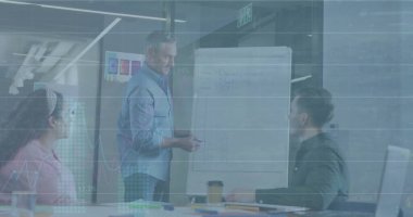 Ofisteki çeşitli iş adamlarıyla ilgili finansal veri işleme resmi. Küresel finans, iş, bağlantılar, hesaplama ve veri işleme kavramı dijital olarak oluşturuldu.