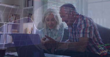 Laptop kullanan Kafkasyalı yaşlı bir çiftin finansal veri işleme görüntüsü. Yaşlılar yaşam tarzı, finans, iletişim ve dijital arayüz kavramı dijital olarak oluşturuldu.