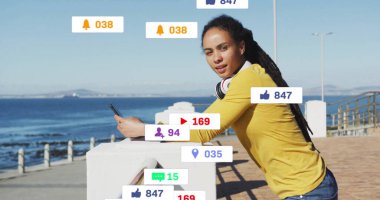 Deniz kenarında akıllı telefon kullanan kişinin sosyal medya bildirimleri resmi. Teknoloji, dijital, bağlantı, animasyon, iletişim, sahil kenarı