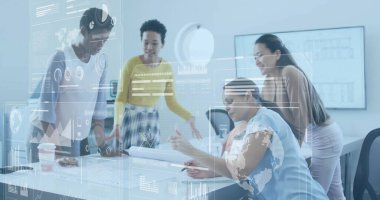 Ofisteki çeşitli iş adamları üzerinde dijital iş simgeleri ve veri işleme imajı. Küresel finans, iş, bağlantılar, hesaplama ve veri işleme kavramı dijital olarak oluşturuldu.