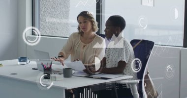 Ofisteki çeşitli iş adamları üzerinde ikonlar ve veri işleme görüntüsü. Küresel finans, iş, bağlantılar, hesaplama ve veri işleme kavramı dijital olarak oluşturuldu.