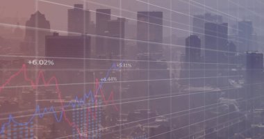 Şehir manzarası üzerindeki ızgaradaki grafik ve veri işleme resimleri. Veri, dijital arayüz, bağlantı, işlem, iş ve iletişim, dijital olarak oluşturulmuş görüntü.