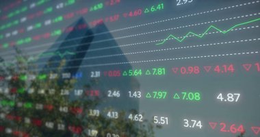 Şehir manzarası üzerinde finansal veri işleme resmi. Küresel finans, iş, bağlantılar, hesaplama ve veri işleme kavramı dijital olarak oluşturuldu.