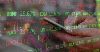 Akıllı telefon kullanan beyaz adamın mali veri işleme görüntüsü. Küresel finans, iş, bağlantılar, hesaplama ve veri işleme kavramı dijital olarak oluşturuldu.