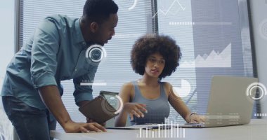 Ofisteki çeşitli iş adamları üzerinde ikonlar ve veri işleme görüntüsü. Küresel finans, iş, bağlantılar, hesaplama ve veri işleme kavramı dijital olarak oluşturuldu.