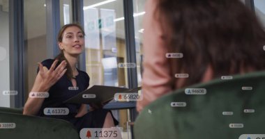 Beyaz iş kadınlarının ofiste konuştuğu veri işleme görüntüsü. Küresel sosyal medya, iş ve dijital arayüz kavramı dijital olarak oluşturulmuş görüntü.