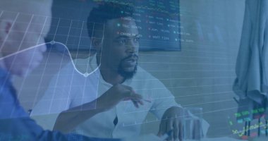 Mali veriler, ofiste tartışan iş adamlarının görüntülerini gösteriyor. finans, takım çalışması, tartışma, işbirliği, analiz, strateji