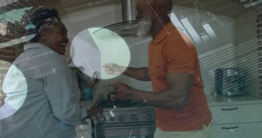 Mutfakta dans eden yaşlı Afro-Amerikan çiftin mali veri işleme görüntüsü. Yaşlılar yaşam tarzı, finans, iletişim ve dijital arayüz kavramı dijital olarak oluşturuldu.