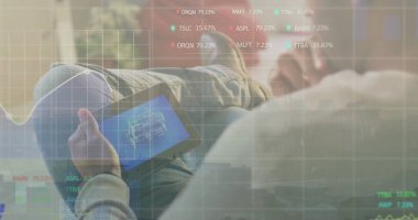 Tablet kullanan beyaz adamın dosyalarını incelerken görüntüler. Veri, dijital arayüz, ağ, bağlantı, iş, finans, işlem ve iletişim, dijital olarak oluşturulmuş görüntü.