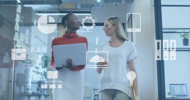 Ofisteki çeşitli iş adamları üzerinde dijital iş simgeleri ve veri işleme imajı. Küresel finans, iş, bağlantılar, hesaplama ve veri işleme kavramı dijital olarak oluşturuldu.