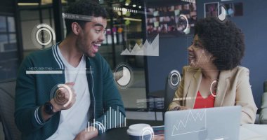 Ofisteki çeşitli iş adamları üzerinde ikonlar ve veri işleme görüntüsü. Küresel finans, iş, bağlantılar, hesaplama ve veri işleme kavramı dijital olarak oluşturuldu.