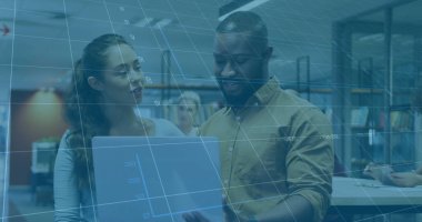 Ofisteki çeşitli iş adamlarıyla ilgili finansal veri işleme resmi. Küresel finans, iş, bağlantılar, hesaplama ve veri işleme kavramı dijital olarak oluşturuldu.