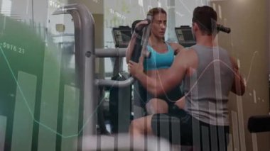 Spor salonunda egzersiz yapan insanlar üzerindeki fitness veri animasyonunu analiz ediyorum. Egzersiz, teknoloji, analiz, izleme, sağlık.