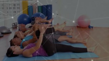 İnsanlar şebeke bağlantıları olan paspaslar üzerinde yoga egzersizleri yapıyorlar. Meditasyon, fitness, refah, teknoloji, dijital, farkındalık