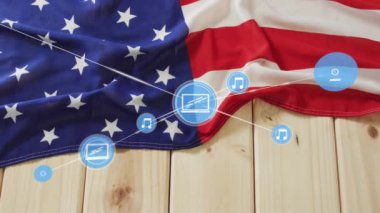 Müzik ve medya, ahşap arka planda Amerikan bayrağı üzerinde animasyon simgeleri oluşturuyor. Vatanseverlik, Birleşik Devletler
