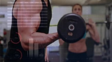 Spor salonunda dambıl kaldırmak, spor istatistikleri ve dünya haritası animasyonu. egzersiz, dambıl, eğitim, egzersiz, teknoloji, veri