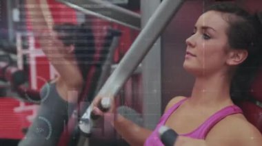 Spor aletleri üzerinde egzersiz yapan bir kadın için sağlık verileri ve küresel istatistik animasyonu. analitik, egzersiz, egzersiz, teknoloji, sağlık