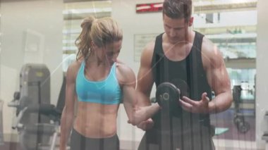 Spor salonunda egzersiz yapan insanlar üzerindeki fitness veri animasyonunu analiz ediyorum. egzersiz, teknoloji, analitik, egzersiz, izleme, sağlık