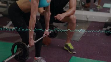 Spor salonunda ağırlık kaldıran insanlarla ilgili animasyon işleme verileri. egzersiz, teknoloji, egzersiz, eğitim, sağlık