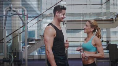 Spor salonunda konuşan insanların spor salonu verileri ve performans ölçümleri. teknoloji, egzersiz, egzersiz, sağlık