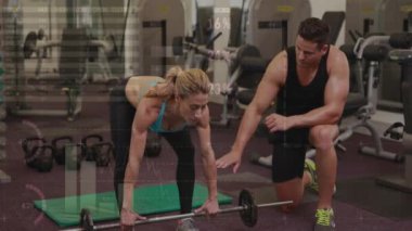 Spor salonunda halterle egzersiz yapan insanların sağlık verileri animasyonu. eğitim, egzersiz, teknoloji, egzersiz, spor, halter