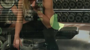 Spor salonunda egzersiz yapan, vücut geliştirme veri analizi yapan bir kadın. teknoloji, egzersiz, sağlık, egzersiz, eğitim